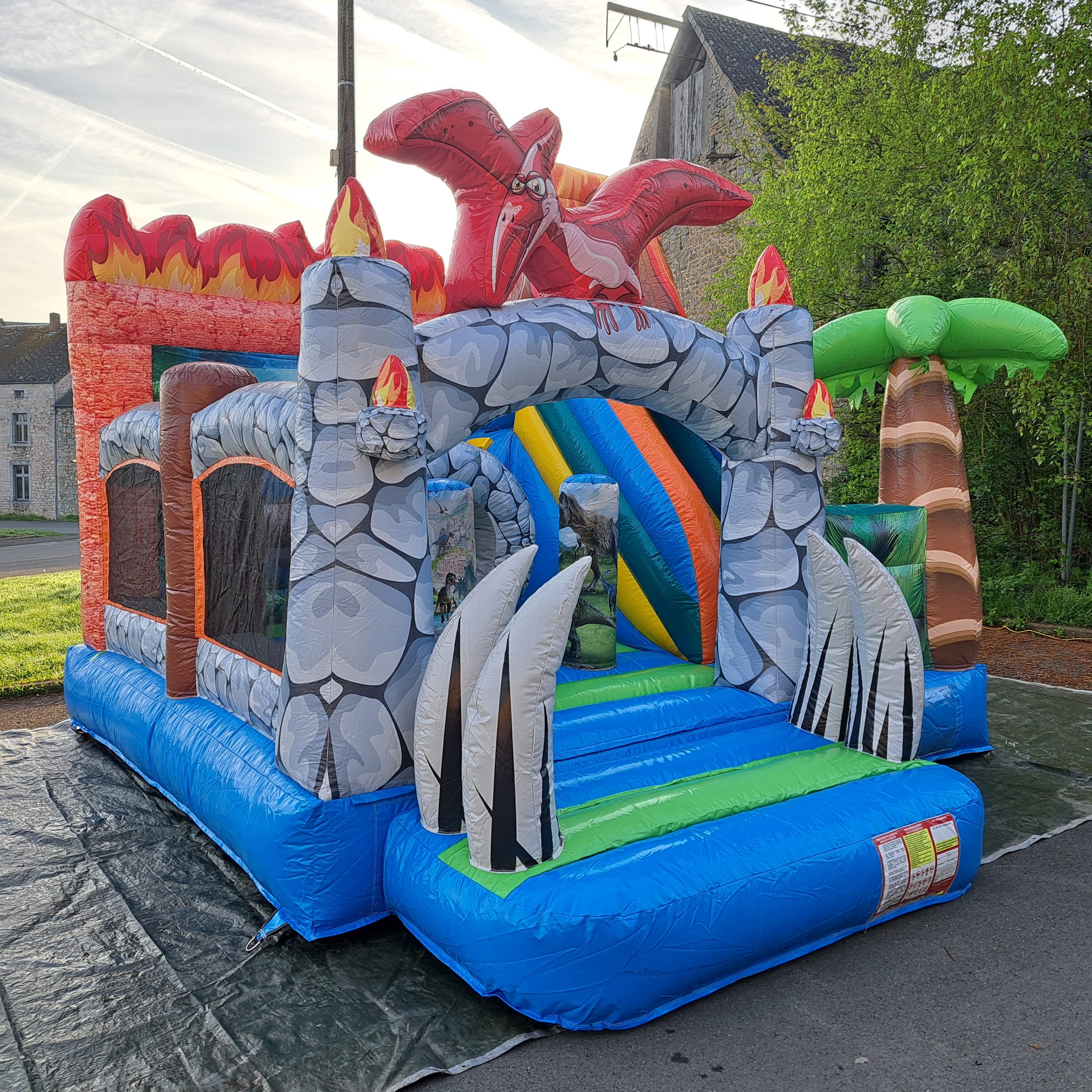 Location château gonflable dinosaure – Image 2
